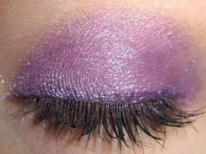 Maquiagem com sombra neon lilás - inspiração  Lilac eye makeup, Purple eye  makeup, Makeup for hazel eyes